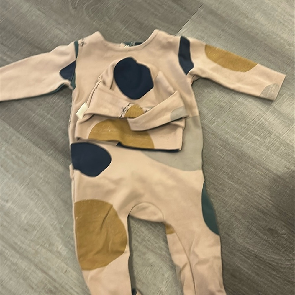 Cadeau footie and hat size 6 month